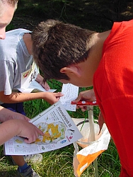 Schüler stempeln einen Posten beim Deggendorfer Schul-OL 2003